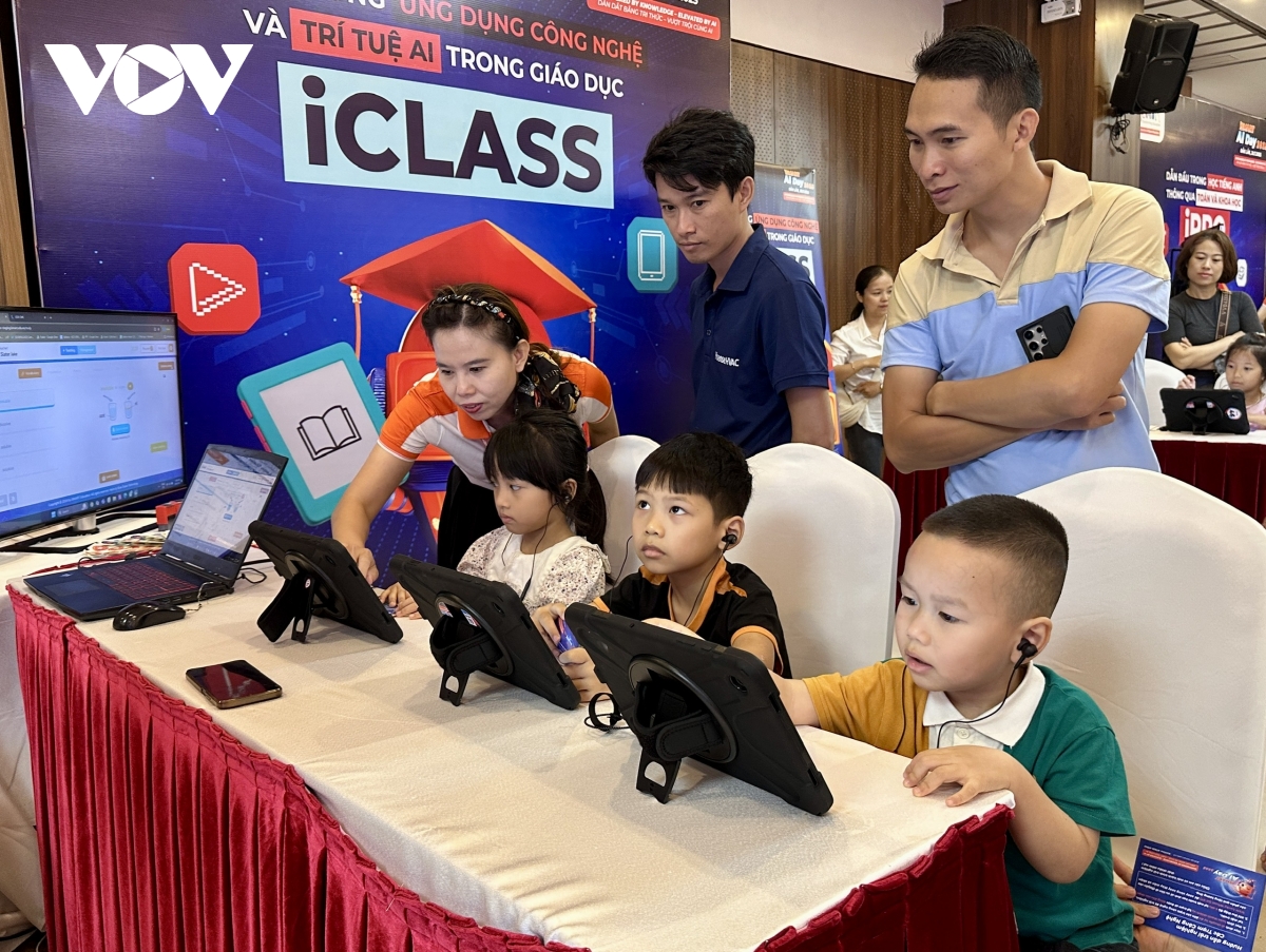 Trẻ em phố núi hào hứng khám phá ngày hội công nghệ